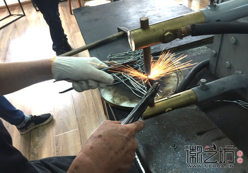 點(diǎn)亮匠心之路，從鐵畫到彩燈 安徽工藝美術(shù)大師的傳統(tǒng)技法新闡釋